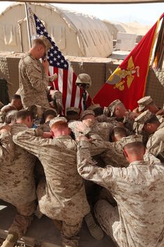 Marines pray for fallen brother | Flickr - Photo Sharing! Marines Corps, Marine Tattoo, Independance Day, Marine Mom, I Love America, Support Our Troops, Us Marines, Us Soldiers, United States Marine