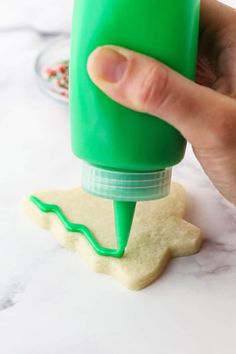 This smooth and glossy Sugar Cookie Icing is super easy to make in just 15 minutes! It hardens on top of your cookies beautifully, and it tastes as good as it looks. Gingerbread Cookie Icing, Easy Sugar Cookie Icing, Cookie Icing That Hardens, Ice Cookies, Icing That Hardens