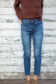 Classic Womens Fashion, Gi Outfit, Womens Levi Jeans, Levi Wedgie, Mode Casual, Liquid Detergent, Making Waves, Mode Inspo, Mom Style