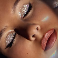 Glossy Glitter Eyes, Make Up Looks Glitter Eyes, Mirrorball Eye Makeup, Liquid Glitter Eye Makeup, Makeup Ideas With Silver Glitter, Euphoria Silver Makeup, Halloween Sparkle Makeup, Glitter Make Up Ideas, Holographic Glitter Eye Makeup