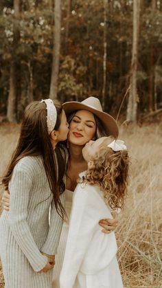 Family Pictures With Two Daughters, Family Photos With Two Daughters, Mommy With 2 Daughters Photoshoot, Family Picture Poses For 3 Single Mom, Mother Dauter Photoshoot, Mom And Daughters Christmas Pictures, Mother And Daughter Photo Ideas Older, Mom And Son And Daughter Photo Ideas