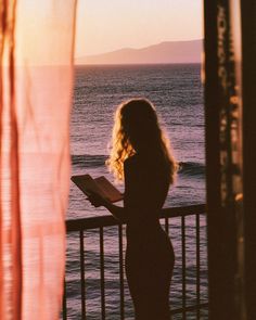 Days well spent 🌊📖✨ Me As Aesthetic, Film Aesthetic Pictures, Beach Vintage Aesthetic, Charis Core, Girl In Sunset, Sunset Vibes Aesthetic, Summer Love Aesthetic, Vintage Vibes Aesthetic, Orange Vibe