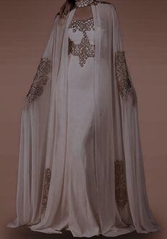 Gaun Abad Pertengahan, Arabian Dress, White Gown, Evening Gowns Elegant, Fantasy Gowns, فستان سهرة, Fantasy Dress, Stylish Dress Designs, Abayas Fashion