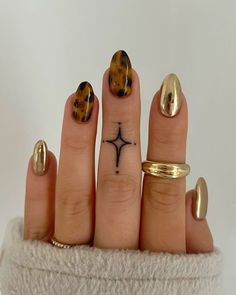 25 Gold Nails That Add Elegance To Your Look Fake Nails Long, Nagel Tips, Smink Inspiration, Manicure Tips, Fake Nails With Glue, Makijaż Smokey Eye, False Nail, Artificial Nails, Nail Polishes