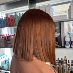 Autumn by Lauren 🍂 #copperhair #amberhair Using @schwarzkopfpro 6-77 on the roots and 7-77 on the ends Medium Copper Blonde Hair, Copper Brown Bob, Copper Long Bob, Short Caramel Hair, Copper Bob, Copper Blonde Hair, Copper Brown Hair