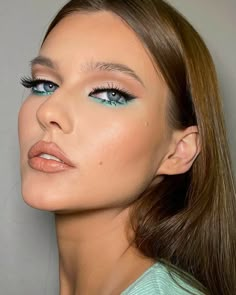 Turquoise Eyeliner Makeup, Mint Dress Makeup, Mint Eye Makeup, Mint Makeup Looks, Mint Green Makeup Looks, Turquoise Makeup Looks, Makeup Turquoise, Baby Blue Makeup, Bright Makeup Looks