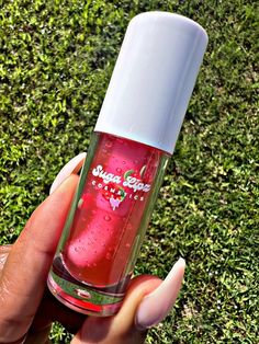 Benefits: 🌸𝒮𝒾𝓁𝓀𝓎  🌸Smooth 🌸𝒮𝓂𝑒𝓁𝓁𝓈 𝑔𝓇𝑒𝒶𝒯 🌸Fully moisturized 🌸High shine  Goes on clear‼️ Made with natural lip gloss base and high quality oils that will leave your lips fully hydrated and moisturized. We use natural colorant and flavoring oil. Our formula is non-sticky so it's perfect for your lips. Ingredients: Apricot Oil, Hempseed Oil, Vitamin E and flavoring 🌸 Your lips need some hydration sis👄 🌿All natural Vegan and Cruelty free lipglosse🌿 Strawberry Lip Gloss, Lip Gloss Aesthetic, Cute Lip Gloss, Lip Gloss Base, Gloss Lips, Lips Gloss, Moisturizing Lip Gloss, Natural Lip Gloss, Lip Gloss Balm