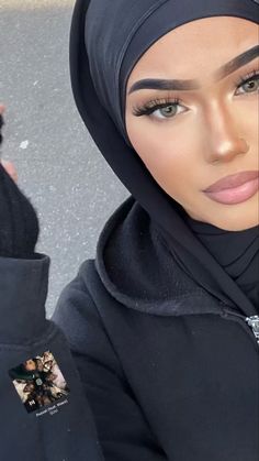 Style Hijab Simple, Hijab Selfie, Head Scarf Tying, Stile Hijab, Hijab Style Tutorial, Arabian Beauty Women, Hijabi Aesthetic, Muslim Women Hijab, Cute Makeup Looks