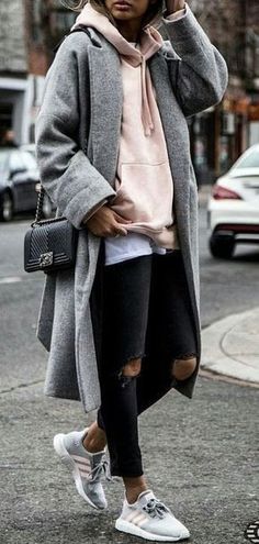 Gray Coat, Street Style Fall Outfits, Black Ripped Jeans, Double Denim, Trendy Street Style, Mode Casual, Autumn Street Style, Winter Trends