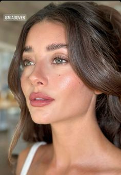 Soft Simple Wedding Makeup, Natural Occasion Makeup, Simple Bridal Makeup Brunette, Brown Liner Makeup Looks, Glowy Minimal Bridal Makeup, Natural Romantic Wedding Makeup, Minimal Makeup Wedding Look, No Eyeliner Bridal Makeup, Natural Wedding Lip Color