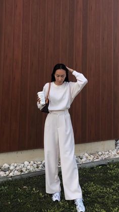 White Cotton Trousers Outfit, White Rollneck Outfits, Crewneck And Trousers Outfit, Humid Outfit Ideas, White Trousers Outfit Winter, Aritzia Effortless Pant Outfit, Clean Style Outfit, Cream Trousers Outfit, Ivy Aesthetic