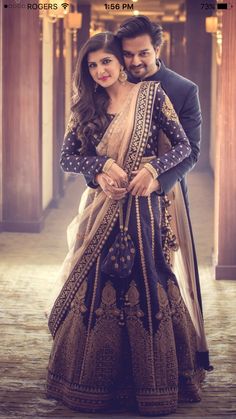 Pose Prewedding, Pre Wedding Photoshoot Outfit, Engagement Photography Poses, Couple Wedding Dress