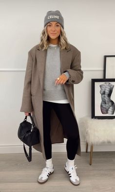 Beige Runners Outfit, Cold Rainy Weather Outfits Casual, Sneakers Outfit Winter Women, Boston Style Winter, Winter Active Outfits, Cosy Winter Outfits Casual, Footy Mum Outfit Winter, Chic Hoodie Outfit, Athleisure Outfits Fall 2024