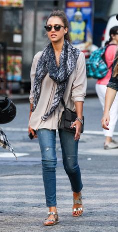 Comfy Chic Weekend Mode, Patterned Scarf, Jessica Alba Style, Strappy Flats, Printed Scarf, Rachel Mcadams, Bohol, Silver Sandals