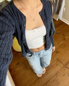 #outfits #inspofashion #fashion #blue #citygirl Dark Blue Cardigan Outfit Aesthetic, Tops And Jeans Outfit, Blue Going Out Outfit, Dark Wash Jeans Outfit, Blue Tank Top Outfit, Dark Blue Jeans Outfit, Button Up Outfit, Outfits Uni, Light Blue Top