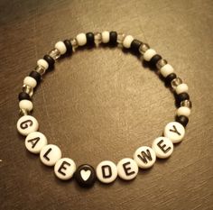 GALE <3 DEWEY | Gale Weathers | Dewey Riley | Scream | Ghostface Beaded Bracelet Beaded Scream Bracelet, Scream Bracelet, Billie Loomis, Halloween Bracelet Diy, Dewey Riley, Scream Party, Gale Weathers, Scream Ghostface, Tinker Bell Costume