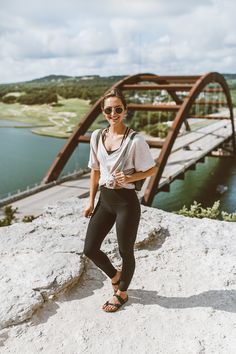 Weekend Hike To The 360 Overlook | LivvyLand Athletic Outdoorsy Style, Vacation Walking Outfits, Coastal Hiking Outfit, Teva Hiking Outfit, Female Hiking Outfits, Hicking Outfits Summer, Excursion Outfit, Pnw Outfit, Hiking Outfits Summer