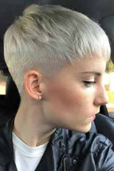 Unisex Haircuts, Fade Haircut Women, Short Hair Pixie Cuts, Very Short Hair, Penteado Cabelo Curto, Short Pixie Haircuts, Trending Haircuts, Short Blonde