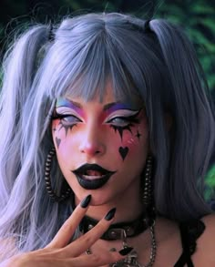 Jester Hair Ideas, Circus Inspired Makeup, Kawaii Halloween Makeup, Halloween Makeup Hard, Egirl Clown Makeup, Circus Makeup Pretty, Witch Makeup Ideas Pretty, Clown Inspired Makeup, Bold Halloween Makeup