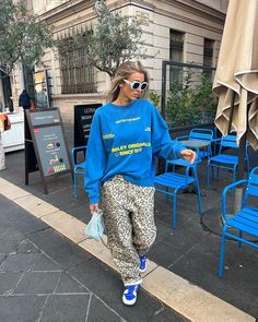 Photo ideas • Instagram Leopard Street Style, Animal Print Street Style, Leopard Print 2024 Trend, Blue Sweatshirt Outfit, Zebra Print Street Style, Blue Sneakers Outfit, Tiger Print Pants, Bold Outfits, Animal Print Pants