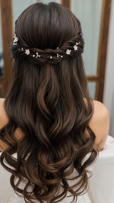 Looking for bridal hairstyles for long hair Find elegant and easy Indian updo and down hairstyles for an elegant wedding look Explore Indian updo elegant wedding veil crown and Pakistani black braid style ideas Discover boho hairstyles and more Bridal Hairstyle Indian Wedding Braids, Braided Crown Bridal Hair, Pakistani Hair Styles For Wedding, Pakistani Braid Hairstyles, Hair Style For Long Gown Party, Wedding Hairstyles For Long Hair Veil, Haïr Style For Indian Wedding, Boho Bridal Hair Down, Braided Hairstyles For Wedding Indian