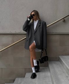 Autumn Aesthetic Outfit 2024, Ootd Chic, Nude Outfits, Deadpool And Wolverine, Rock Outfit, Cold Outfits, Blazer Outfit, Style Basics, Grey Blazer