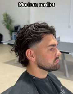 Tendências de Cortes de Cabelo Masculino Longo Para 2025 | New Old Man - N.O.M Blog Tapered Long Hair Men, Temple Fade Mullet, Flowy Mens Haircut, Men’s Hairstyles Middle Part Hair, Long Wavy Haircuts Men, Mullet Hairstyle Long Hair, Mullet With Middle Part, High Taper Mullet, Long Hair Fade Men