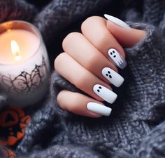 Nail Art Designs Square Nails Short, Nail Art Simple Halloween, Nails Ghost, Ghost Nail Art Halloween, Easy Ghost Nails, White Ghost Nails, Ghost Nail, Black Nails With Ghost, Ghost Nails Halloween