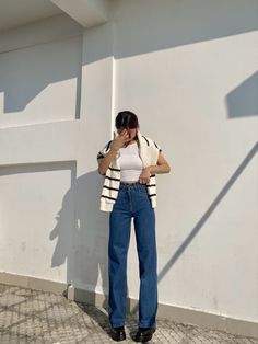 Outfit Jeans Blu, Dark Wash Straight Jeans Outfit, Dark Blue Straight Leg Jeans Outfit, Medium Blue Jeans Outfit, Straight Leg Blue Jeans Outfit, Dark Jeans Outfit Aesthetic, Blue High Waisted Jeans Outfit, Wide Blue Jeans Outfit, Dark Wash Straight Leg Jeans Outfit