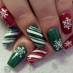 Christmassy Nails, Noel Nail, Holidays Nails, Nail Art Noel, 16 Tattoo, Festive Nails, Usa Nails, Green Acrylic Nails, Red Christmas Nails