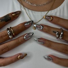 Nye Aesthetics, Mix And Match Nails Design, Mixed Metal Nails, Nail Trends 2025, Gold And Silver Nails, Anna Nails, Nails Metallic, Daisy Acrylic Nails, Nails 2025