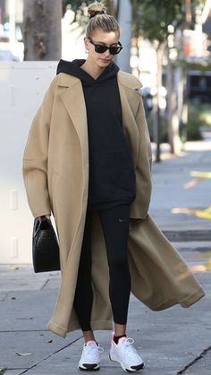 Model Off Duty Style, Mode Ulzzang, First Date Outfits, Skandinavian Fashion, Camel Coat, Hailey Bieber