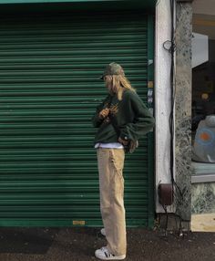 Wind Outfit, Green Street Style, Outfit Cargo Pants, Trend 2023, Oversized Outfit, Food And Recipes, Food Science