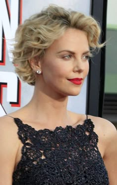 #57: Crisp Back-Swept Waves Retro curls on longer pixie cuts add glamour and elegance. They are ideal for a beautiful evening look. Charlize Theron wears loose curls away from the face for sophisticated Hollywood allure. This style can be created with a heated curling tong and then spritzed with hairspray for maximum hold. Short Wavy Pixie, Longer Pixie Haircut, Long Pixie Hairstyles, Long Pixie Cuts, Short Curly Haircuts, Long Pixie, Short Wavy Hair, Penteado Cabelo Curto, Pixie Haircuts