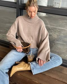 Chilly Spring Outfits Casual, 20s Outfit, Disney College, Look Adidas, Estilo Indie, Skandinavian Fashion, Cold Outfits, Beauty Inspo, Ladies Turtleneck Sweaters