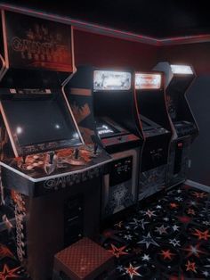 an old fashioned video game set up in a dark room with stars on the floor