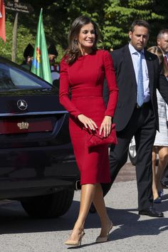 La reina Letizia vuelve a apostar por el rojo en los Centenarios de Covadonga 2018 Anniversaries Dress, Outfit Vestido Rojo, Looks Kate Middleton, Formal Chic, 8 September, Royal Dresses, Royal Outfits, Queen Letizia, Spanish Style