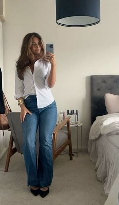 perfect elegant spring outfit, white button up blouse, mid rise dark wash jeans, pointed toe heels, blow out hair, gold jewerly Graduation Outfit Ideas For Guest Casual, Hostess Outfit, Law Outfits, Cute Professional Outfits, Corporate Baddie, Stylish Work Attire, Business Casual Outfits For Work, Work Fits, Elegante Casual