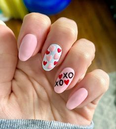 Cutest Valentines Day Nails, Cute February Nails Xoxo, Xo Heart Nails, Easy Nail Designs For Valentines Day, Xoxo Valentines Nails, Painted Valentines Nails, Diy Valentines Nail Designs, Valentines Day Nails Dip Powder Almond, Xo Nail Design