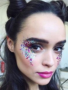 Rave Glitter Ideas, Glitters Make Up, Festival Makeup Rave Glitter, Face Glitter Art, Festival Face Glitter Ideas, Glitter Face Art, Festival Glitter Ideas, Rave Glitter Makeup, Glitter Face Makeup Festival