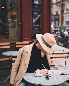 Parisian Style - Click the pic for more inspo from Paris Look Adidas, Paris Chic, Skandinavian Fashion, Breakfast At Tiffany's, Paris Mode, Winter Mode, Foto Poses, Shooting Photo, Parisian Chic