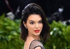 On connaît le (vrai) secret de Kendall Jenner pour avoir des cheveux sublimes Flawless Face, Naomi Campbell, Kim Kardashian, Makeup Nails, Hair Salon, Aura, Backless Dress, Makeup