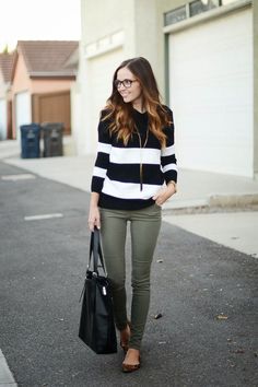 Olive Skinnies, Olive Pants, Green Pants, Mode Inspiration, Fall Winter Outfits, Look Chic, Work Casual, Stripe Sweater, Look Fashion