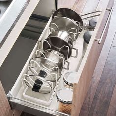 an image of pots and pans in the kitchen drawer with japanese characters on it