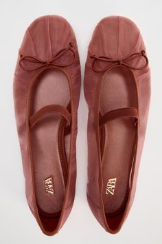 Spring Ballet Flats With Satin Bow And Closed Toe, Spring Ballet Flats With Bow And Flat Heel, Spring Ballet Flats With Bow, Summer Ballet Flats With Bow, Chic Summer Ballet Flats With Bow, Spring Fabric Flats, Summer Bow Flats, Summer Ballet Flats With Bow And Low Heel, Summer Pointed Toe Flats With Bow