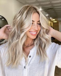 Blonde Hair Straight Balayage, Full Blonde Highlights With Shadow Root, Dusty Blonde Highlights, Medium Blonde Hair With Curtain Bangs, Bright Fall Blonde Hair Color, Bolyoge Blonde, 2024 Hair Trends For Women Blonde, Blonde Hair For Spring, Blonde Low Maintenance Hair