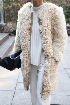 Photo Fashion Gone Rouge, Fuzzy Coat, Woman Walking, Elegante Casual, Winter Trends, Fashion Weeks, Carrie Bradshaw, Look At You