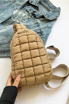 Tamaño de la bolsa: Mediana

 Material: nailon

 Importado

 Medidas del producto:



 Largo 7,9 pulgadas, Ancho 2,6 pulgadas, Alto 10,8 pulgadas, Peso 7,1 oz Puffy Crossbody Bag, App Social, Nylon Crossbody Bag, Western Graphic Tees, Flat Slipper, Holiday Tops, Boutique Homes, Kids Outerwear, Pop Up Shops