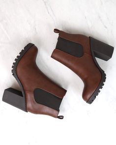 Casual Block Heel Booties For Work, Casual Booties With Block Heel For Work, Casual Workwear Booties With Block Heel, Chic Everyday Fall Boots, Trendy Brown Heeled Boots For Fall, Trendy Ankle-high Fall Booties, Trendy Fall Ankle-high Booties, Fall Trendy Ankle-high Booties, Trendy Fall Booties Medium Width