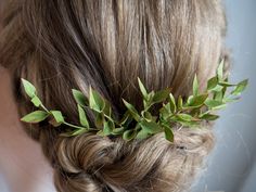 Floral headpiece with greenery hair vine of eucalyptus is perfect bridesmaid hair piece. 🌿This greenery hair piece is perfect woodland headpiece for your wedding hairdo. Please note, this greenery hair piece is not factory. Each petal of leaf hair piece I make by myself from foam material, which are very lightweight, don't break, not afraid of rain, sun, frost and hold the shape well! READY TO SHIPPING 💚 These eucalyptus hair pins looks very realistic. Check out a video of this greenery headpi Woodland Headpiece, Greenery Hair Piece, Wedding Hairdo, Leaf Hair Piece, Bridesmaid Hair Pieces, Hairdo Wedding, Floral Headpiece, Wedding Hair Pins, Eucalyptus Leaves